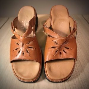 Clarks women’s leather sandals, size 8M